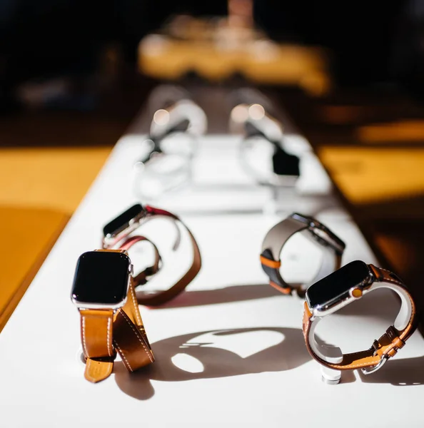 法国巴黎 2018年10月26日 最新的苹果手表系列4在苹果商店电脑的英雄对象 集中在爱马仕豪华手表 — 图库照片
