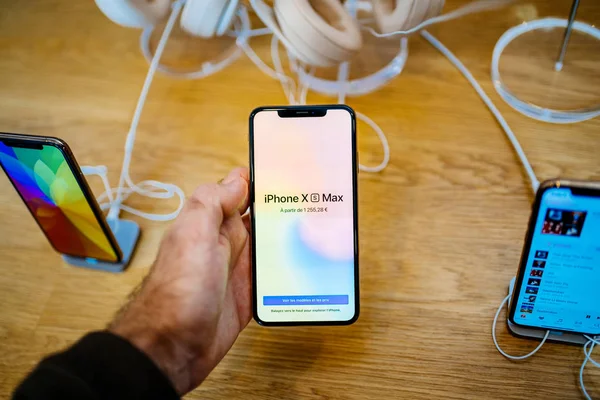 Parigi Francia Ottobre 2018 Man Holding Latest Red Iphone Smartphone — Foto Stock