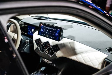 Paris, Fransa - 4 Ekim 2018: beyaz deri lüks iç müşterilerinin bu hayran yeni Fransız Citroen Ds 3 Crossback e-zaman elektrikli araba Sergisi Mondial Paris Motor Show