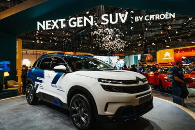 Paris, Fransa - 4 Ekim 2018: müşteriler meraklı insanlar yeni elektrik hayran Citroen Suv c5 Aircross hibrid araba yan görünüm Mondial Paris Motor Show Uluslararası araba fuarında takın