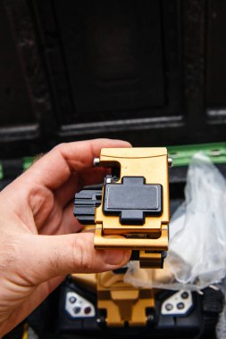 Yüksek hassasiyetli optik fiber satır kesme optik fiber çok hassas sırasında Ftth ev ve ofis - yüksek-tamlık aracını kullanarak - hazırlanılıyor modern Internet servis sağlayıcısı için teknisyen Pov