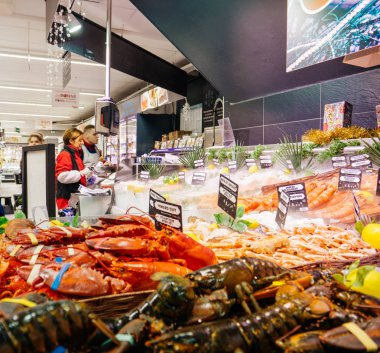 Strasbourg, Fransa - 30 Aralık 2018: Fransız süpermarket satan taze okyanus ve deniz balık karides ve diğer deniz gıda - görüntülemek ıstakoz ve yengeç ile