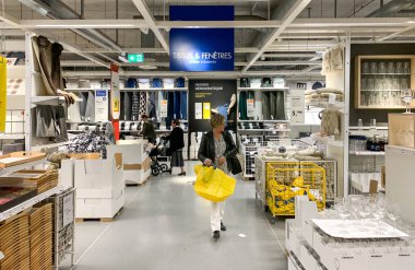 IKEA Mobilya Mağazası içinde kadın kıdemli