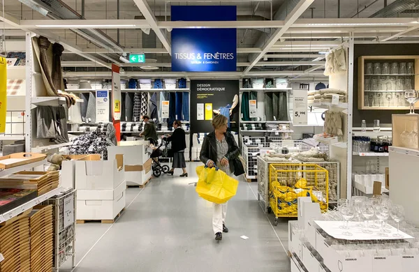 Старшая женщина в мебельном магазине IKEA — стоковое фото