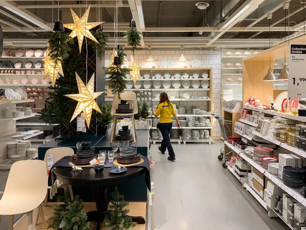 Ikea-Möbelhaus mit Weihnachtsbaum und Dekoration — Stockfoto