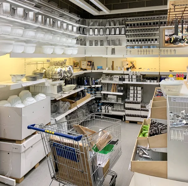Köksredskap för försäljning inuti Ikea varuhus — Stockfoto