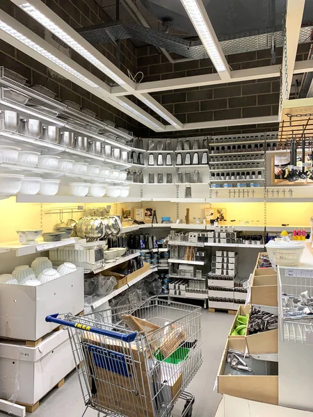 Küchenutensilien zum Verkauf im Ikea-Laden — Stockfoto