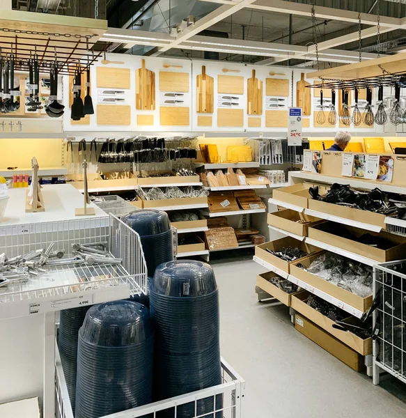 Alat dapur untuk dijual di dalam toko IKEA — Stok Foto