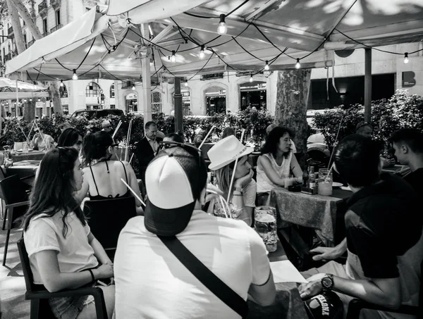 Rambla kafe yemek Teras insanlarla — Stok fotoğraf