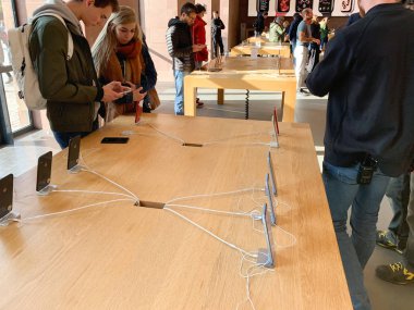 Paris, Fransa - 26 Ekim 2018: Apple Store bilgisayarlarda en son iphone Xr smartphone denize indirmek gün boyunca hayran Curiopus müşteriler