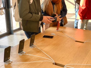 Paris, Fransa - 26 Ekim 2018: Fransızca ayrıntı çift el denize indirmek gün boyunca en son iphone Xr akıllı telefon Apple Store bilgisayarlarda hayran