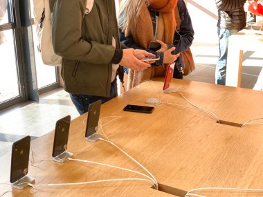Paris, Fransa - 26 Ekim 2018: Apple Store bilgisayarlarda en son iphone Xr smartphone denize indirmek gün boyunca hayran Fransız çift