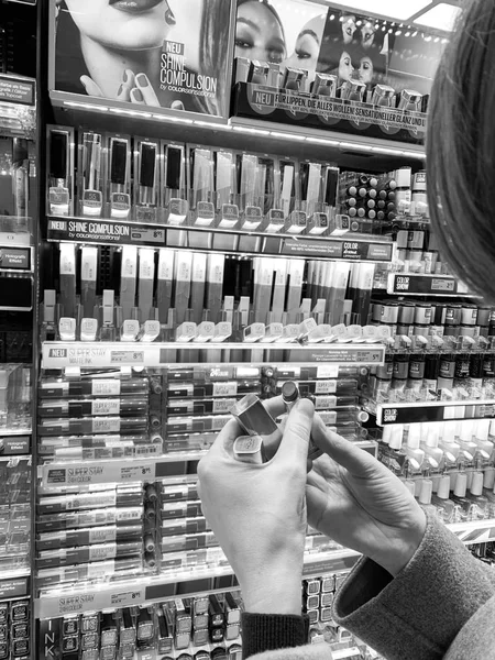 Женщина проверяет губную помаду на затылке — стоковое фото