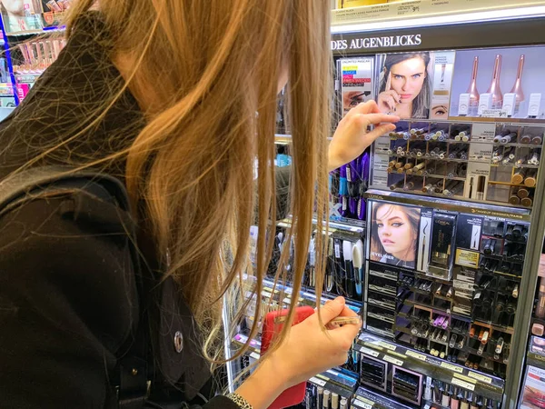 Mujer de compras para delineador de ojos moderno, productos cosméticos — Foto de Stock