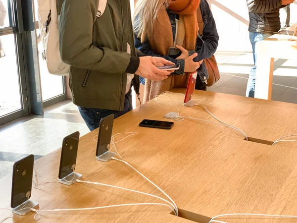 Paris Fransa Ekim 2018 Apple Store Bilgisayarlarda Son Iphone Smartphone — Stok fotoğraf