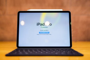 Paris, Fransa - 7 Kasım 2018: Başlangıç 899 Euro fiyat Pro yüz kimlikli, biyonik A12x sinir motor ve ince tamamen yeniden tasarlanmış gövde ile yeni Apple ipad için