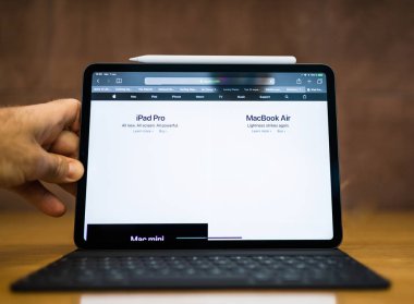 Paris, Fransa - 7 Kasım 2018: yeni Apple ipad Pro yüz kimlikli, biyonik A12x sinirsel motoru ile karşılaşmış ve ince tamamen yeniden tasarlanmış gövde ipad müşteri Pov kişisel bakış açısı pro ve Macbook Air