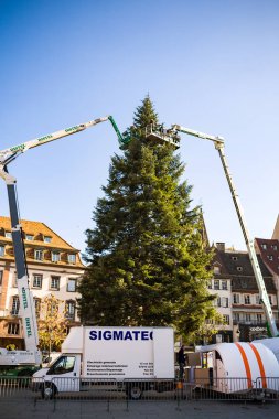 Noel ağacı süsleme ve yükleme merkezi Strasbourg