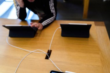 Paris, Fransa - 7 Kasım 2018: Ufuk görünümünü yeni Apple ipad Pro yüz kimlikli, biyonik A12x sinir motor ve ince tamamen yeniden tasarlanmış gövde ile karşılaşan müşteri