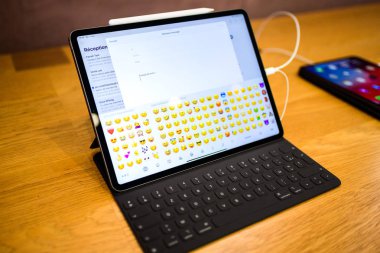 Paris, Fransa - 7 Kasım 2018: Tüm emoji emoticons yeni Apple IPad Pro yüz kimlikli, biyonik A12x sinir motor ve ince tamamen yeniden tasarlanmış gövde ile 