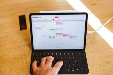 Paris, Fransa - 7 Kasım 2018: yeni Apple ipad Pro yüz kimlikli, biyonik A12x sinir motor ve takvim uygulaması kullanarak ince tamamen yeniden tasarlanmış gövde ile karşılaşan müşteri Pov kişisel bakış açısı
