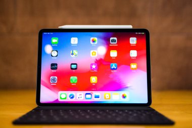Paris, Fransa - 7 Kasım 2018: yeni Apple iPad Pro yüz kimliği, biyonik A12x sinirsel motoru ve ince olan nesne tamamen yeniden kahraman body tüm ana ekran uygulamaları