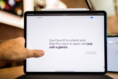 Paris, Fransa - 7 Kasım 2018: yeni Apple ipad Pro yüz kimlikli, biyonik A12x sinirsel motoru - yüz kimliğine sahip Web sitesinde ön görünüm ile karşılaşan müşteri Pov kişisel bakış açısı