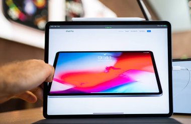Paris, Fransa - 7 Kasım 2018: yeni Apple ipad Pro yüz kimlikli, biyonik A12x sinir motor ve ince tamamen yeni gövde - elma web sitesinde ön görünüm ile karşılaşan müşteri Pov kişisel bakış açısı