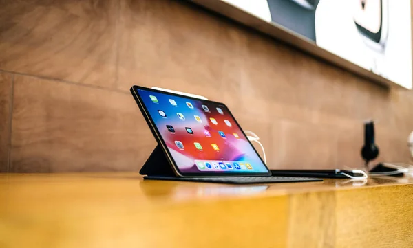 새로운 Ipad A12X 완전히 새롭게 디자인 바디와 슈퍼맨의 프랑스 2018 — 스톡 사진