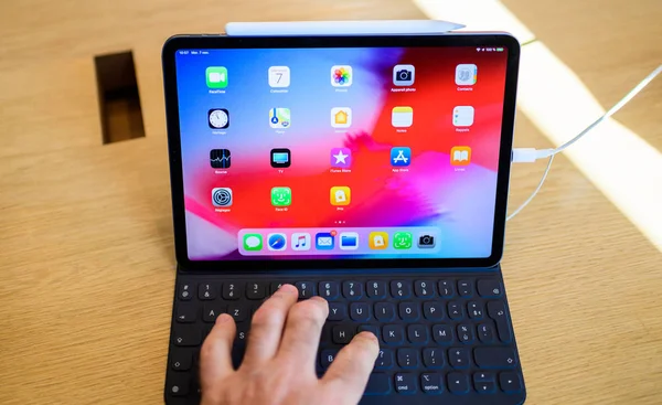 Paris, Fransa - 7 Kasım 2018: yeni Apple ipad Pro yüz kimlikli, biyonik A12x sinir motor ve klavyede yazarak ince tamamen yeniden tasarlanmış gövde ile karşılaşan müşteri Pov kişisel bakış açısı