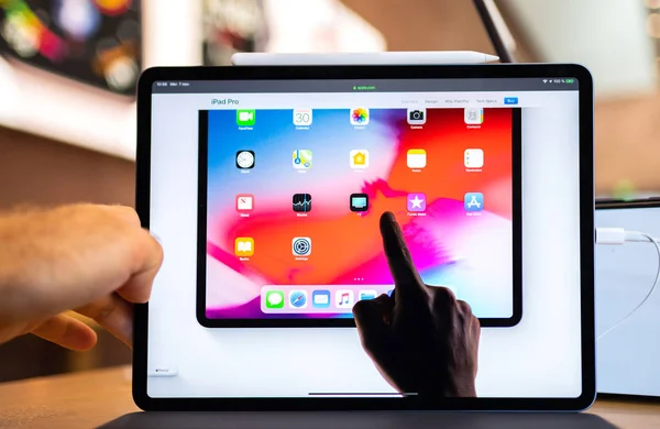 Paris France Nov 2018 Kundenorientierte Perspektive Erleben Neues Apple Ipad — Stockfoto