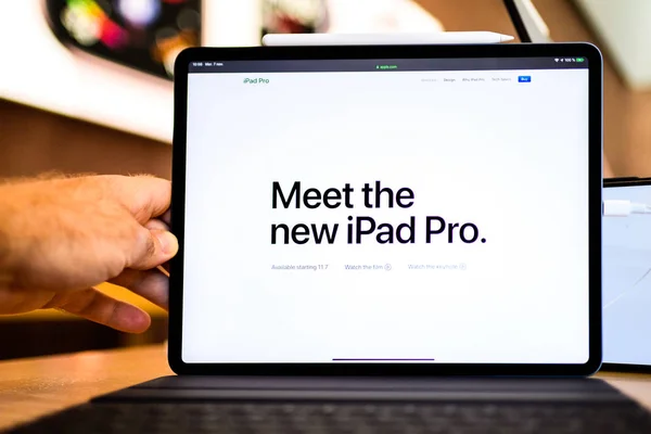 法国巴黎 2018年11月7日 满足新的 Ipad Pro 消息看到的客户 Pov 个人的观点体验新的苹果 Ipad Pro — 图库照片