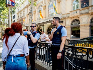 Polis memurlarının turist Barcelona'da yardım