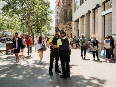 İki polis memuru gözetim merkezi Barselona