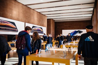 Paris, Fransa - 7 Kasım 2018: İnsanlar yeni ipad Apple Mağazası içinde alışveriş pro, iphone Xs ve Macbook Pro dizüstü bilgisayarlar, imac ve Mac Mini
