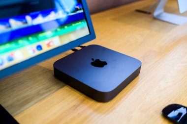Paris, Fransa - 7 Kasım 2018: Yan görünüm yeni işlemciye sahip yeni alan gri Apple Mac Mini bilgisayar cpu, 64 Ddr4 Ram ve 10 Gigabit Ethernet bağlantı noktası