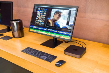 Paris, Fransa - 7 Kasım 2018: Kahraman nesne yeni işlemci ile yeni Apple Mac Mini bilgisayarın işlemci, 64 Ddr4 Ram ve obsolet Mac Pro iş istasyonu yanındaki 10 Gigabit Ethernet bağlantı noktası