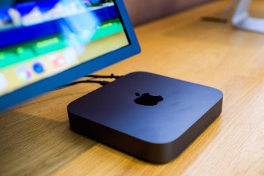 Paris, Fransa - 7 Kasım 2018: Yan görünüm yeni işlemciye sahip yeni alan gri Apple Mac Mini bilgisayar cpu, 64 Ddr4 Ram ve 10 Gigabit Ethernet bağlantı noktası