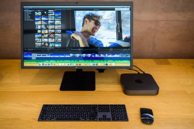 Paris, Fransa - 7 Kasım 2018: Kahraman nesne yeni işlemci ile yeni Apple Mac Mini bilgisayarın cpu 64 Ddr4 Ram bağlı ve 10 Gigabit Ethernet bağlantı noktası - tüm 5 k için Final Cut Pro X çalıştıran Lg monitör