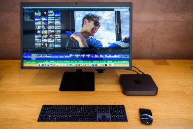 Paris, Fransa - 7 Kasım 2018: Kahraman nesne yeni işlemci ile yeni Apple Mac Mini bilgisayarın cpu 64 Ddr4 Ram bağlı ve 10 Gigabit Ethernet bağlantı noktası - tüm 5 k için Final Cut Pro X çalıştıran Lg monitör