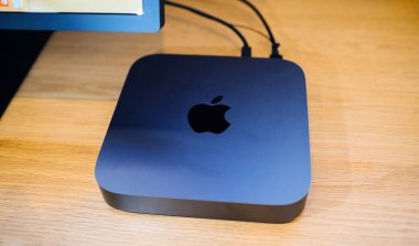 Paris, Fransa - 7 Kasım 2018: Yukarıdan görünümünü yeni işlemciye sahip yeni Apple Mac Mini bilgisayar cpu, 64 Ddr4 Ram ve ahşap masa 10 Gigabit Ethernet bağlantı noktası