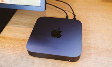 Paris, Fransa - 7 Kasım 2018: Yukarıdan görünümünü yeni işlemciye sahip yeni Apple Mac Mini bilgisayar cpu, 64 Ddr4 Ram ve ahşap masa 10 Gigabit Ethernet bağlantı noktası