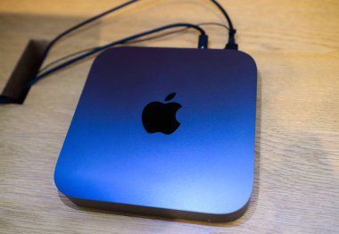 Paris, Fransa - 7 Kasım 2018: Yukarıdan görünümünü yeni işlemciye sahip yeni Apple Mac Mini bilgisayar cpu, 64 Ddr4 Ram ve ahşap masa 10 Gigabit Ethernet bağlantı noktası