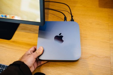 Paris, Fransa - 7 Kasım 2018: yeni işlemciye sahip yeni Apple Mac Mini bilgisayar tutan erkek el cpu, 64 Ddr4 Ram ve 10 Gigabit Ethernet bağlantı noktası