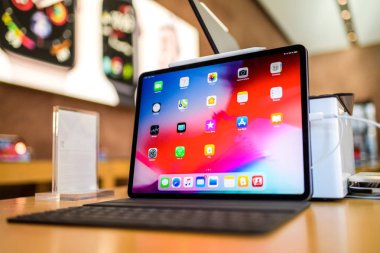Paris, Fransa - 7 Kasım 2018: Kahraman nesne Apple iPad Pro yüz kimlikli, biyonik A12x sinir motor ve ince tamamen yeniden tasarlanmış gövde ile