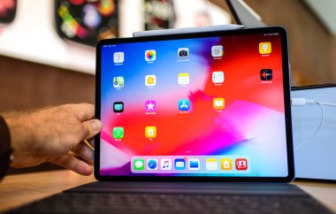 Paris, Fransa - 7 Kasım 2018: yeni Apple ipad Pro yüz kimlikli, biyonik A12x sinir motor ve ince tamamen yeniden tasarlanmış gövde ile hayran erkek el