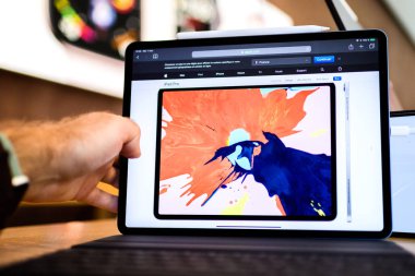 Paris, Fransa - 7 Kasım 2018: yeni Apple ipad Pro yüz kimlikli, biyonik A12x sinir motor ve ince tamamen yeniden tasarlanmış gövde - apple Web sitesi ile karşılaşan müşteri Pov kişisel bakış açısı