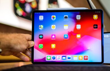 Paris, Fransa - 7 Kasım 2018: müşteri, yeni Apple ipad Pro yüz kimliği ile tutarak biyonik A12x sinirsel motoru ve ince tamamen vücut yeniden tasarlandı