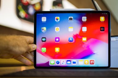 Paris, Fransa - 7 Kasım 2018: yeni Apple ipad Pro yüz kimlikli, biyonik A12x sinir motor ve ince tamamen yeniden tasarlanmış gövde - ev apps ile karşılaşan müşteri Pov elle kişisel bakış açısı