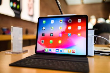 Paris, Fransa - 7 Kasım 2018: Yeni mobil tablet Apple ipad Pro yüz kimlikli, biyonik A12x sinir motor ve ince tamamen yeniden tasarlanmış gövde ile